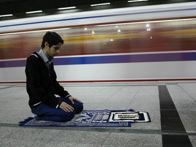 عکس/ نماز اول وقت در متروی تهران