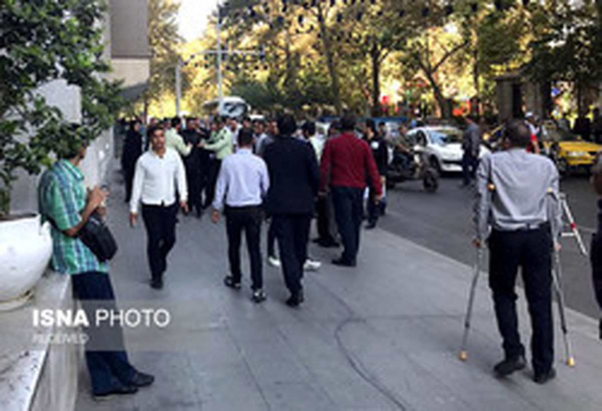 پلیس مانع خودسوزی یک جوان مقابل ساختمان شورای شهر تهران شد