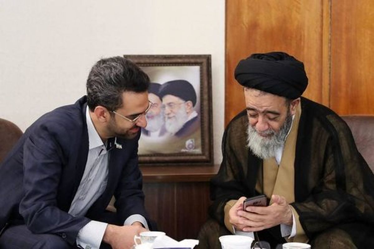 امام جمعهای که پستهای اینستاگرامی را لایک میکند +عکس