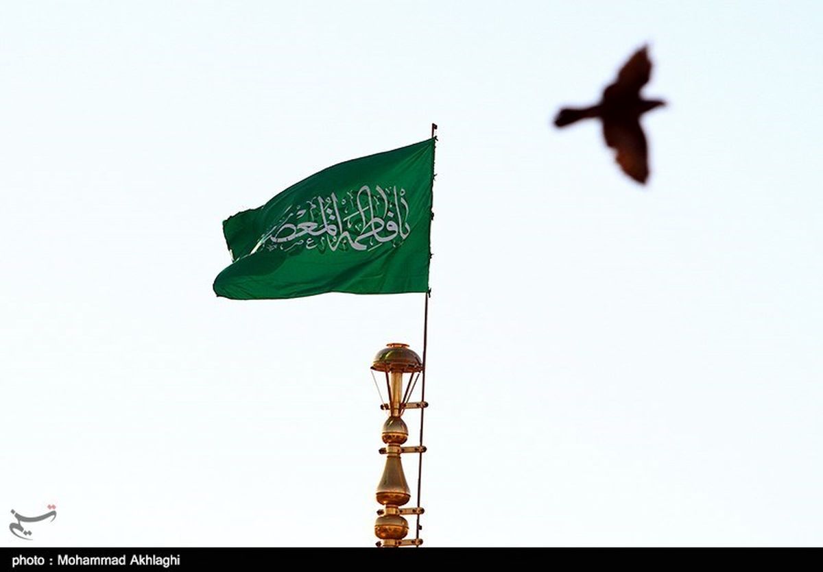 تصاویر/‌تعویض‌پرچم‌گنبد‌حرم‌حضرت‌معصومه‌(س)