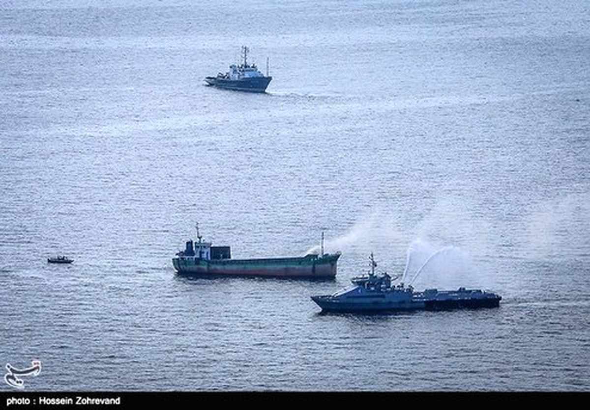 تصاویر: مانور مقابله با دزدان دریایی توسط تکاوران ارتش و سپاه