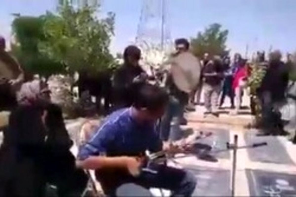 فیلم: سوگواری با جیغ و دست و هورا در آرامستان تهران!