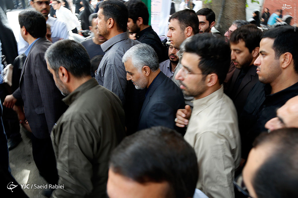 عکس: حضور حاج قاسم در تشییع شهید مدافع حرم رضا خرمی