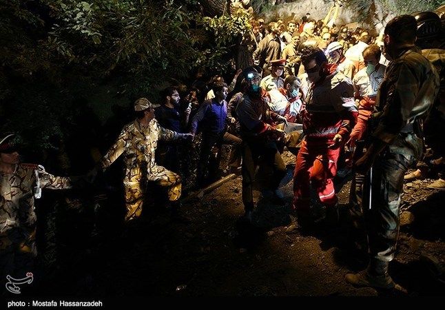 تصاویر: خارج کردن پیکر جانباختگان حادثه ریزش معدن