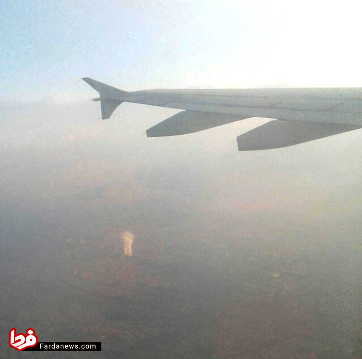 عکس: مشاهده دود پلاسکو از پنجره هواپیما