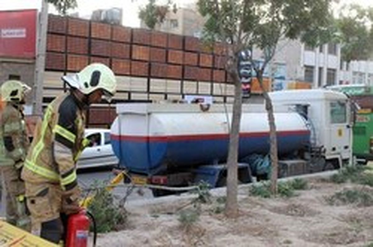 باد شدید تهران کابل برق فشارقوی را پاره کرد +تصاویر