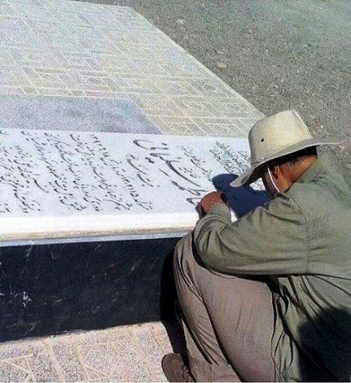 «سردار سلیمانی» بر سر مزار مادرش +عکس