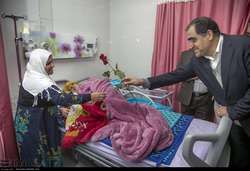 تصاویر: طبابت وزیر بهداشت حین بازدید از پروژه درمانی