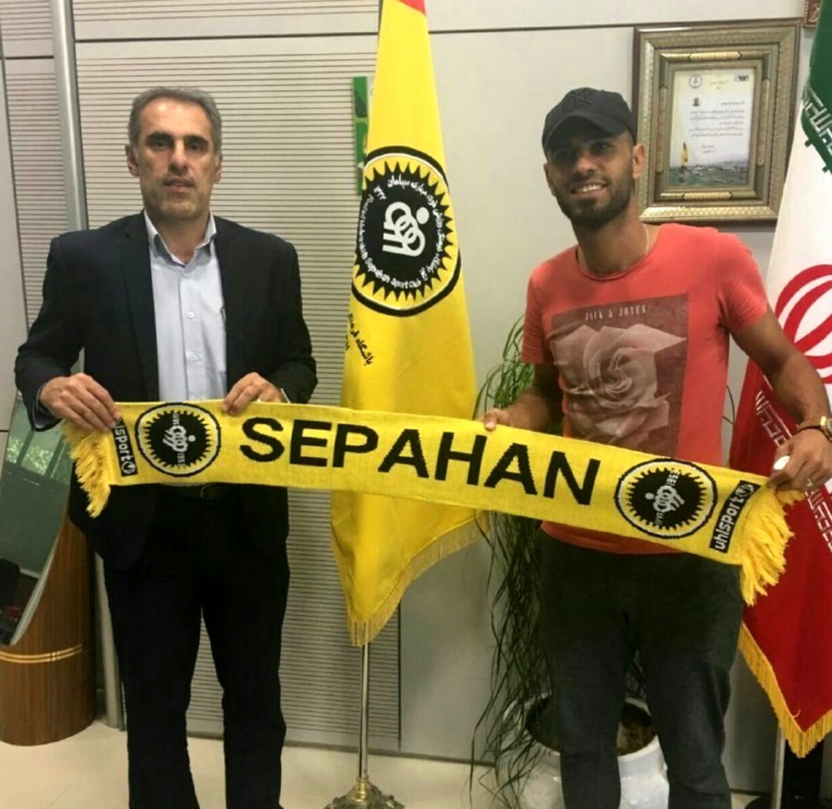 مهاجم عراقی رسما به سپاهان پیوست +عکس