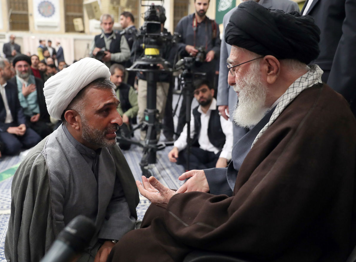 شعرخوانی علی انسانی در دیدار جمعی از شاعران با رهبر انقلاب