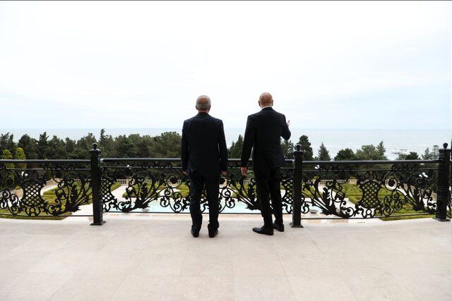 دیدار پزشکیان و علی‌اف با چشم اندازی از ساحل خزر