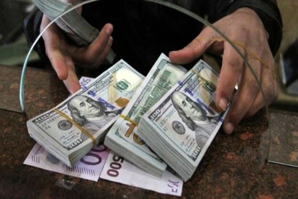 جهش ۳۲۵۰ تومانی قیمت دلار در یک روز | دلار در آستانه ۱۳۰ هزار تومان