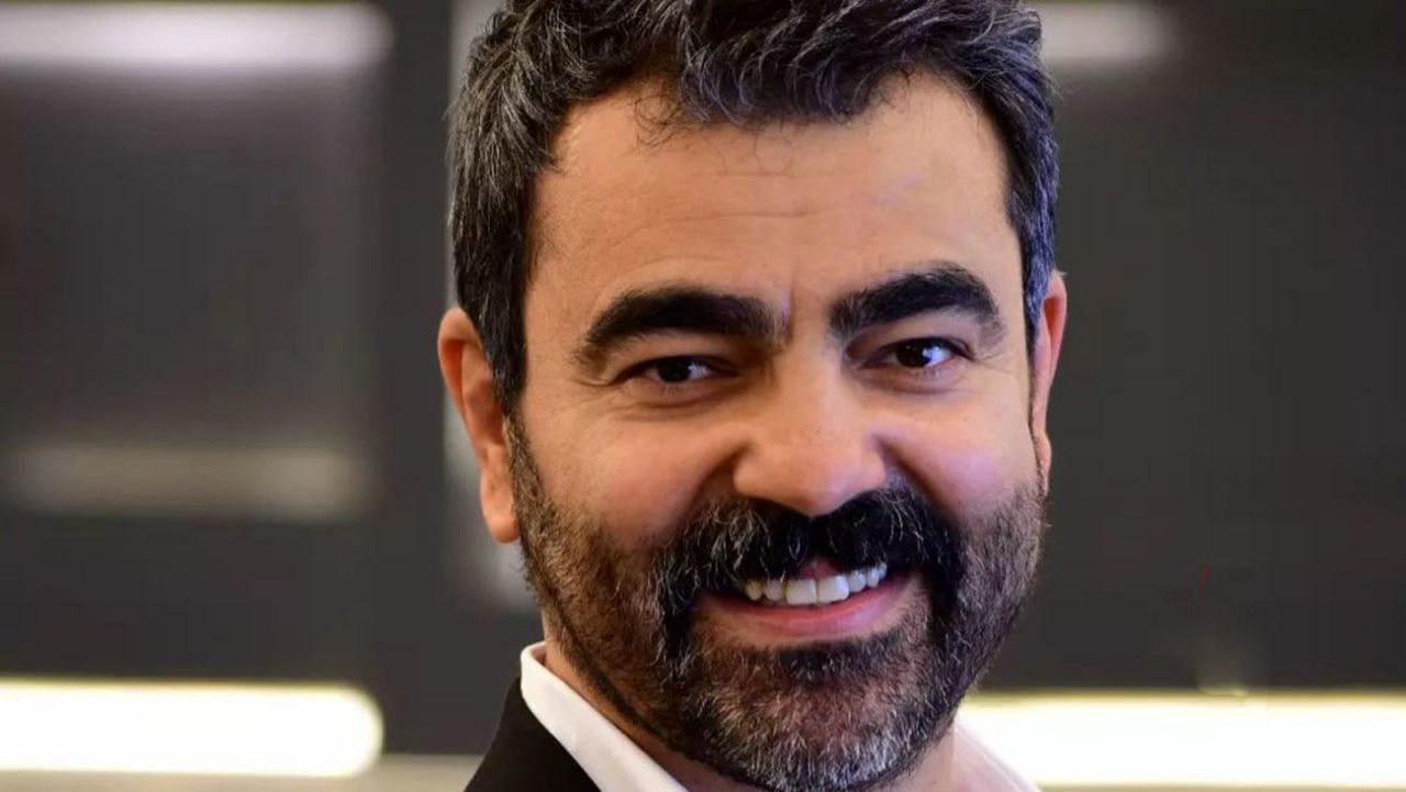 عکس خانوادگی بهزاد خلج وایرال شد | شباهت اجل به مادرش در شبکه‌های اجتماعی جلب توجه کرد +عکس