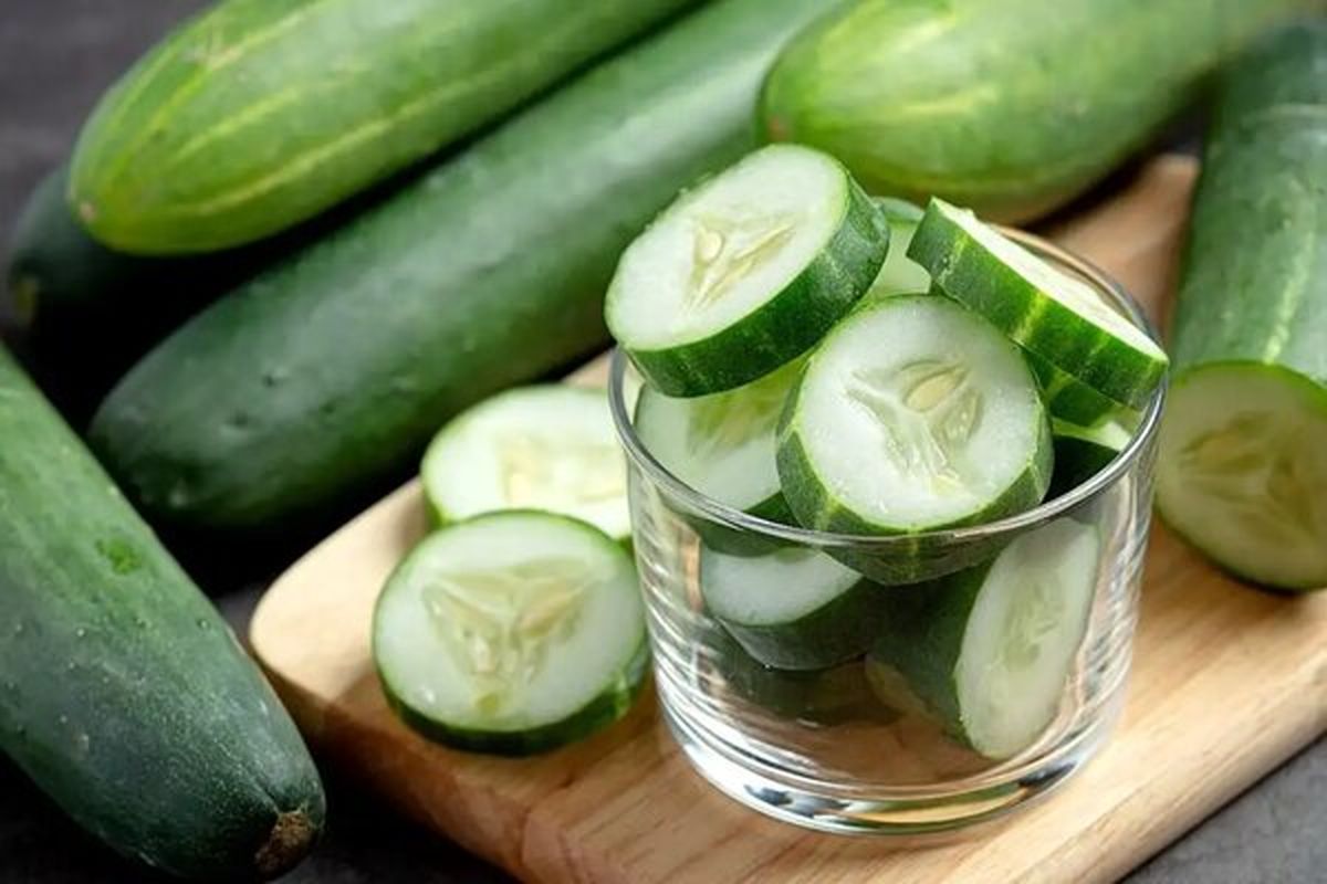چرا در روز باید حداقل یک عدد خیار خورد؟ | فواید خیار برای زنان