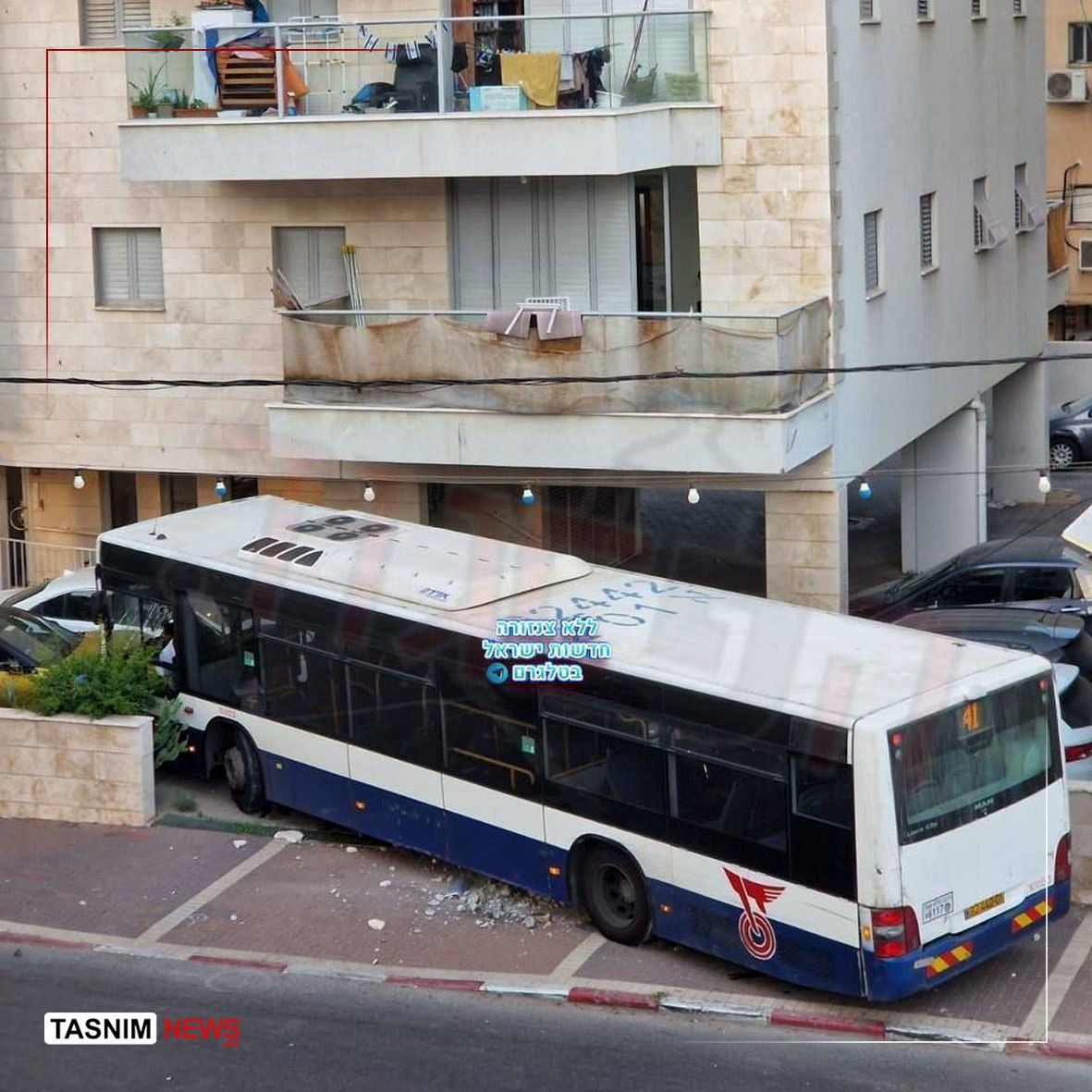 برخورد اتوبوس اسرائیلی به یک ساختمان از وحشت موشک‌های ایرانی 