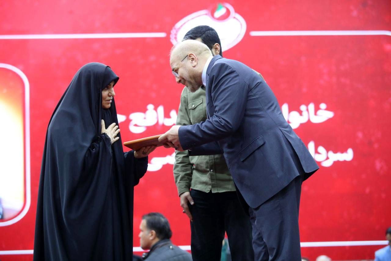 تصاویر: تقدیر رئیس مجلس از خانوادههای شهدا و چهرههای تأثیرگذار انقلاب اسلامی