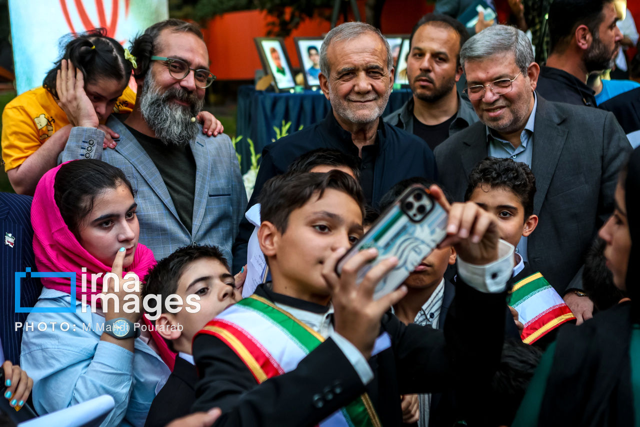 عکس یادگاری کودکان شیرخوارگاه آمنه با «پزشکیان»