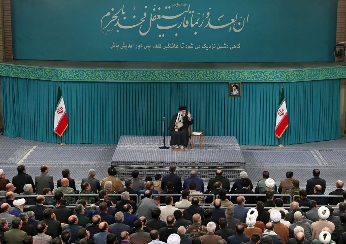 رهبر انقلاب: کسانی که با فضای مجازی ارتباط دارند با تهدیدات نرمافزاری دشمن مقابله کنند