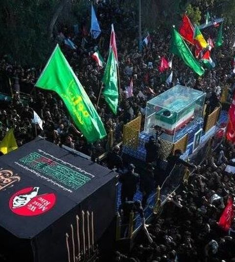 لحظه به لحظه تشییع پیکر رهبر شهید انقلاب در مشهد/ برافراشته شدن پرچم یا لثارات الخامنه ای/نماز پسر بر پیکر پدر/ پیکر مطهر امام شهید انقلاب در حرم مطهر رضوی آرام گرفت+ فیلم