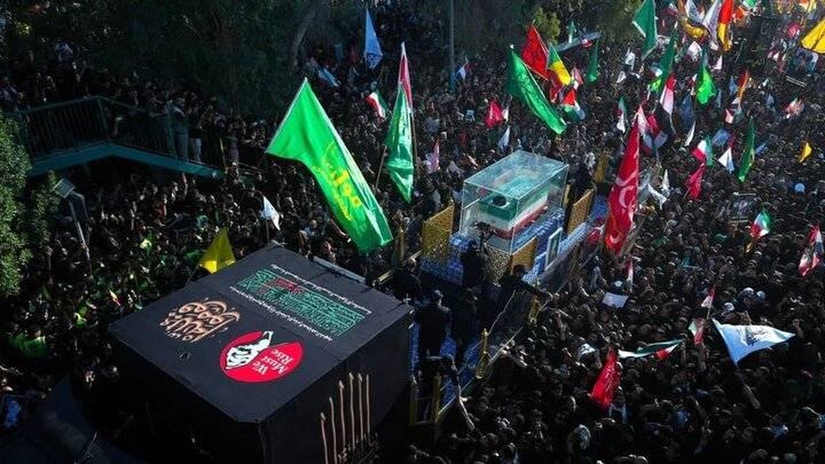 لحظه به لحظه تشییع پیکر رهبر شهید انقلاب در مشهد/ برافراشته شدن پرچم یا لثارات الخامنه ای/ اقامه نماز بر پیکر امام شهید در صحن پیامبر اعظم(ص)+ فیلم