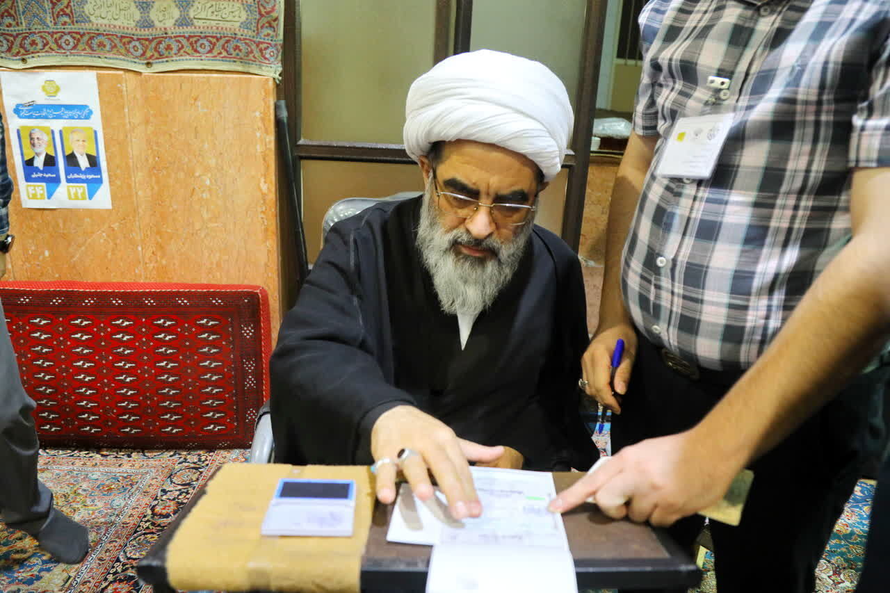 آیت الله فاضل لنکرانی رای خود را به صندوق انداخت +عکس
