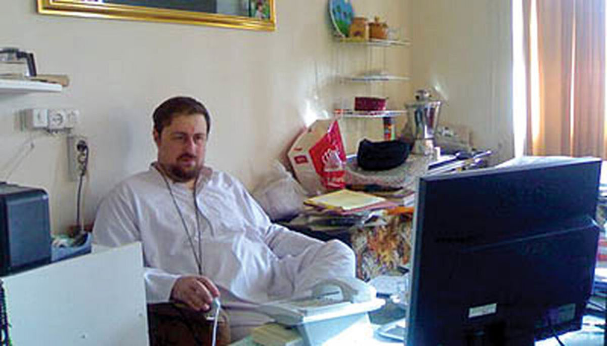 سیدحسن خمینی در اتاق کارش +عکس