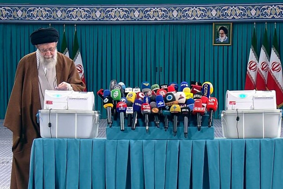 رهبر انقلاب: اهمیت مرحله دوم انتخابات کمتر از مرحله اول نیست