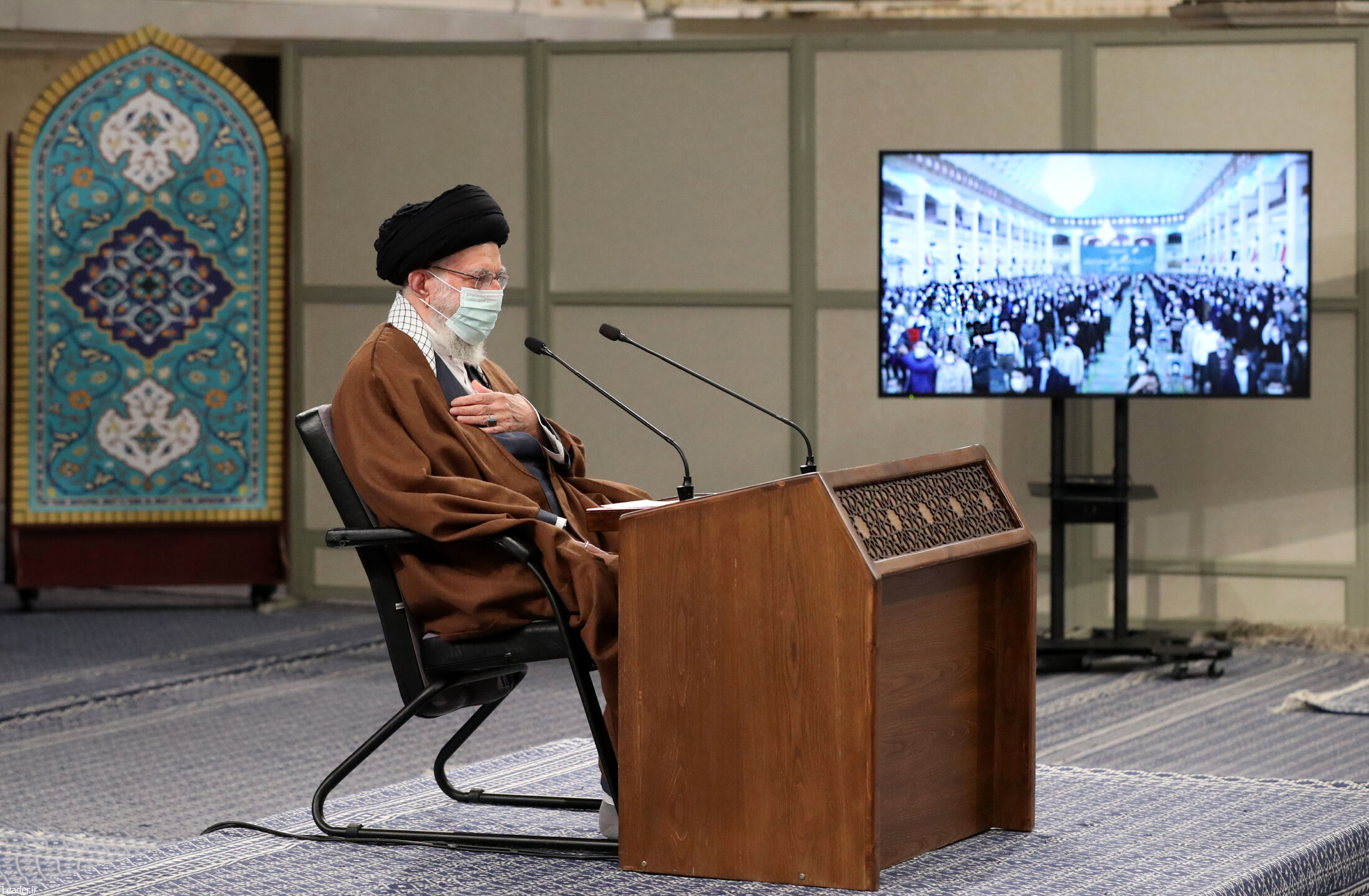 رهبر انقلاب: کسانی که حرف از تسلیم در برابر آمریکا میزنند نمیتوانند به شعار انقلاب پایبند باشند