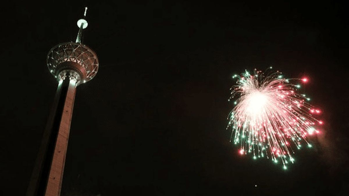 نورافشانی برج میلاد تهران در شب ۲۲ بهمن ماه