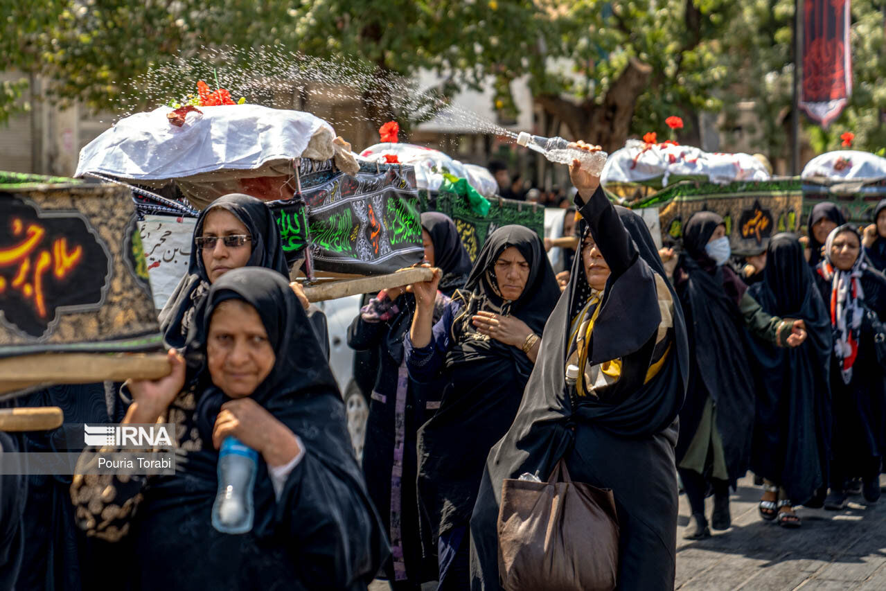 تصاویر: تشییع نمادین شهدای کربلا توسط زنان بنی‌اسد