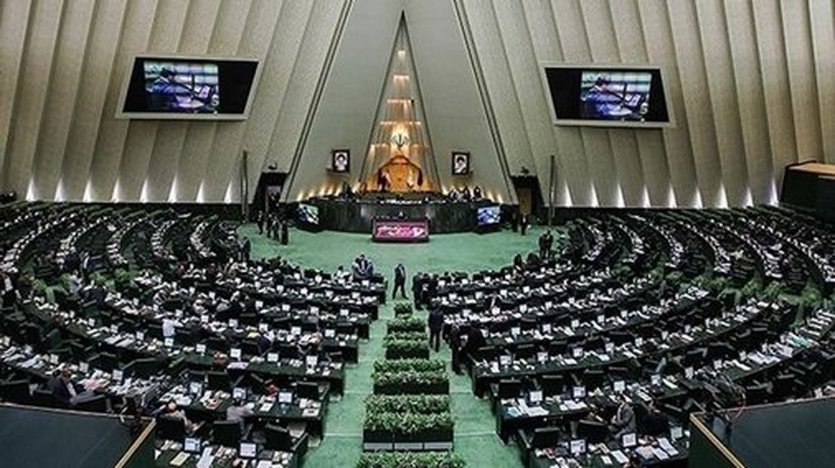 سوگند اعضای هیئت رئیسه مجلس برای اجلاسیه دوم 