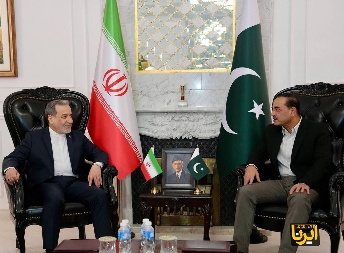 آغاز دیدار عراقچی با فرمانده ارتش پاکستان 