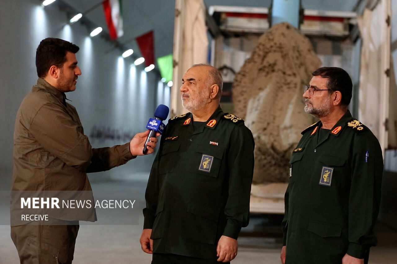 تصاویر: بازدید فرمانده کل سپاه از شهر زیرزمینی و شناور سپاه و الحاق تسلیحات جدید