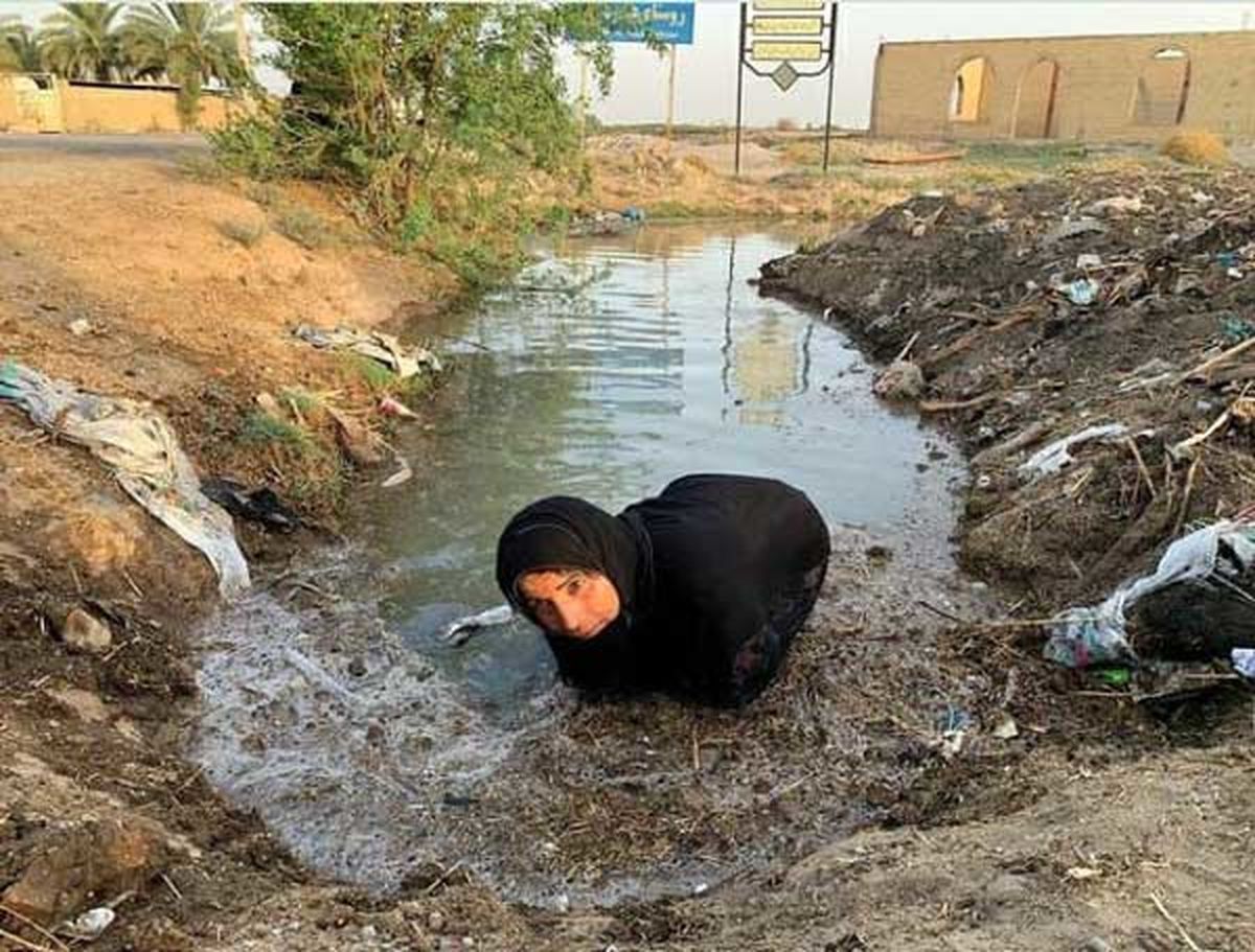 تلاش زن خوزستانی برای مقابله با خشکسالی +عکس