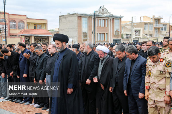 تصاویر: اقامه نماز ظهر عاشورا در اردبیل