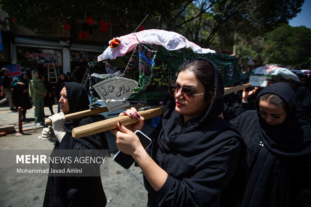 تصاویر: تشییع نمادین شهدای کربلا - قزوین⁩