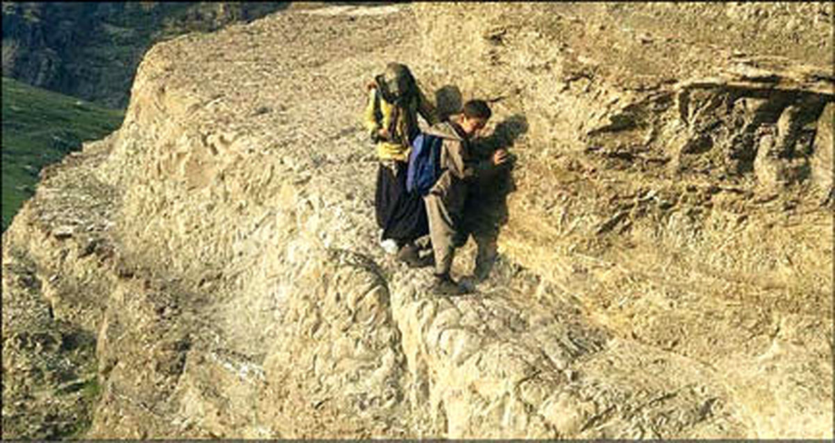 محل گذر دانش آموزان لرستانی خبرساز شد +عکس
