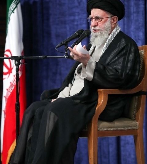 سپر پولادین اتحاد مردم و مسئولان و نیروهای مسلح نباید خدشه دار شود / باید از رئیس جمهور پرکار و پرتلاش حمایت شود/ ملت ایران در برابر خواسته اهانت آمیز آمریکا برای گوش به فرمانی، با  قدرت می ایستد