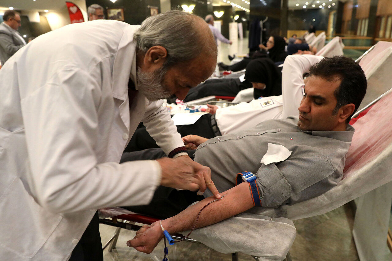 اهدای خون نمایندگان مجلس به مناسبت روز مجلس