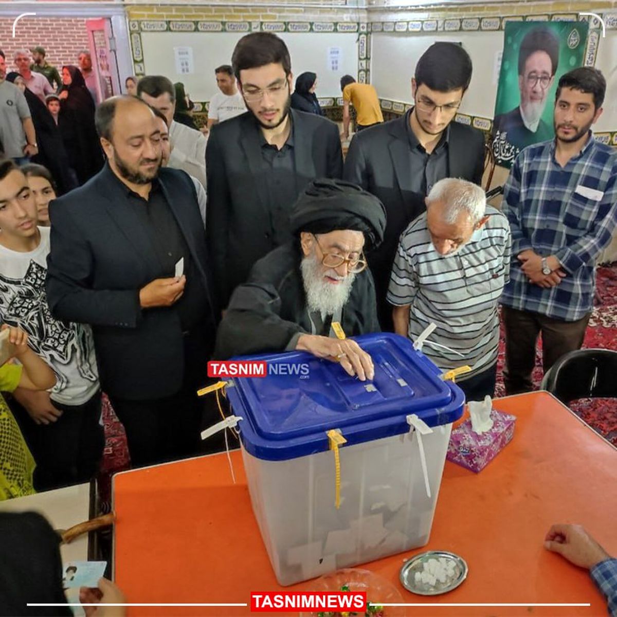 حضور پدر شهید آیت‌الله آل هاشم در پای صندوق رای +عکس