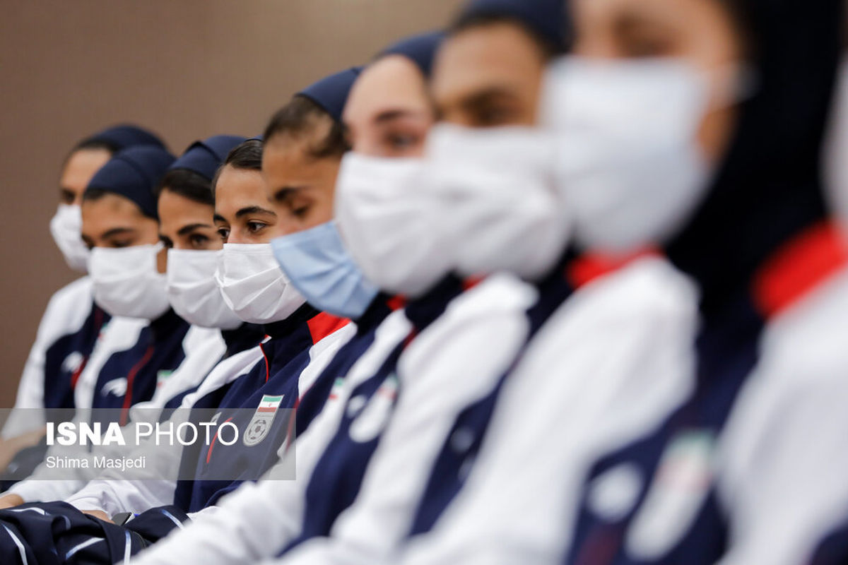 سلام نظامی بانوان فوتبالیست ایران قبل از دیدار مقابل بوتان در مسابقات انتخابی جام ملتهای آسیا