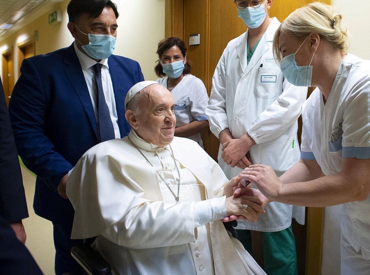 «پاپ» با ویلچر در مراسم کلیسای واتیکان حضور یافت