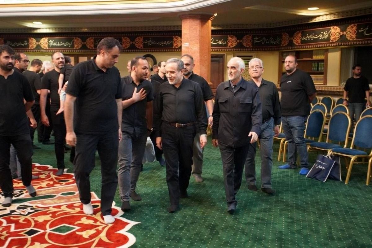 عکسی از حضور عراقچی در مراسم عزاداری شب عاشورا 