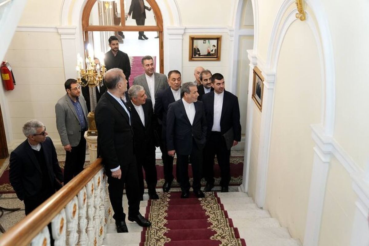 بازدید عراقچی از سفارت ایران در مسکو و گفتگو با خانواده‌ دیپلمات‌ها