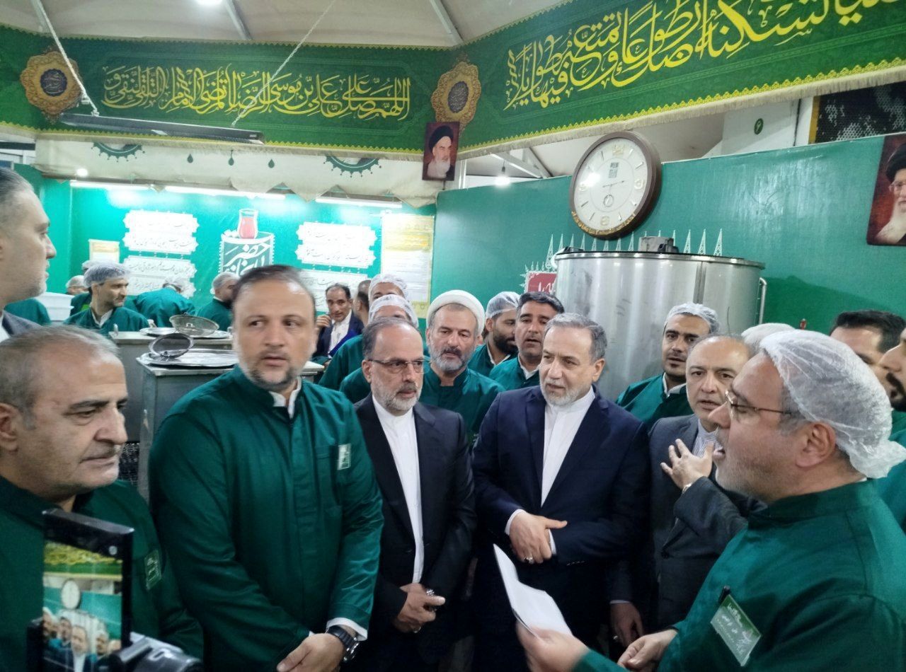 تصاویر: حضور عراقچی در چایخانه صحن مطهر امام حسن، حرم مطهر رضوی
