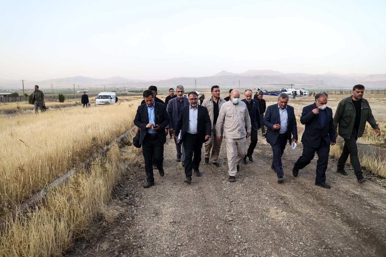 عکس: بازدید قالیباف از کارخانهٔ تولید لوله در دورود