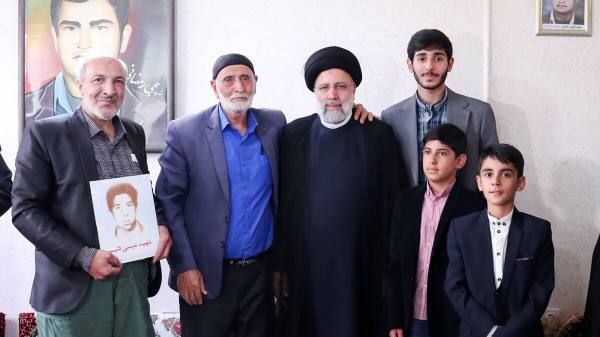 دیدار رئیسی با خانواده شهدای محله جوادیه بجنورد