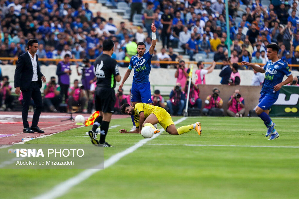 لحظه بالابردن جام قهرمانی لیگ برتر توسط وریا غفوری، کاپیتان استقلال