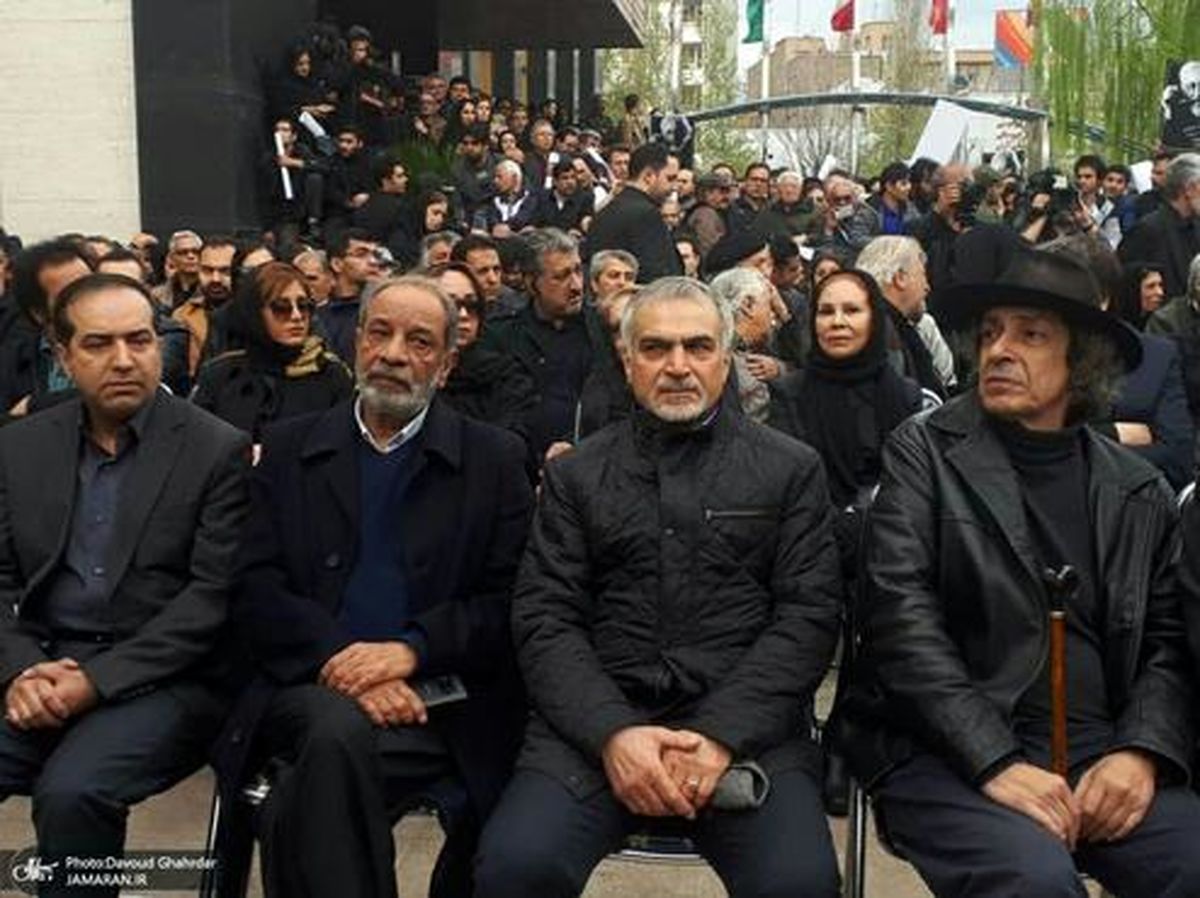 عکس: حسین فریدون در مراسم تشییع مرحوم جمشید مشایخی