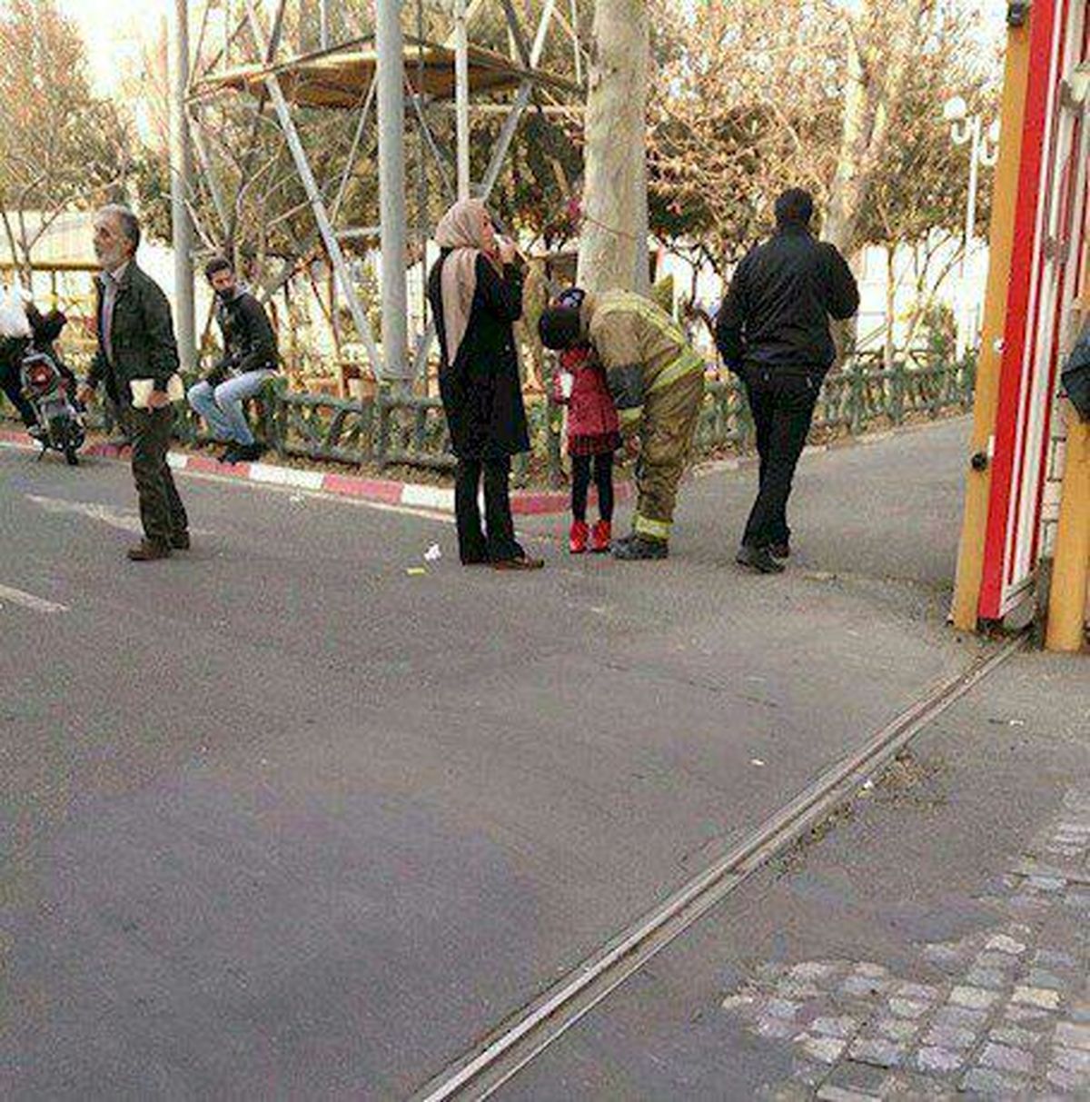 عکس: اشک شوق دختر یک آتش نشان